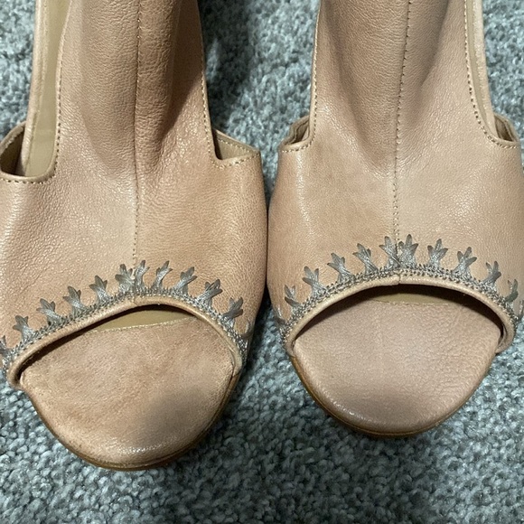 Vero Cuoio Sundance Women’s Leather Peep-Toe Block Heel Shoes Embroidered Sz 40 - Picture 3 of 9